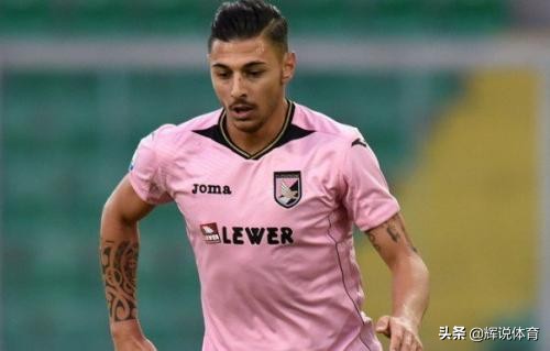 队徽是鹰的足球队,队标有个鹤的球队