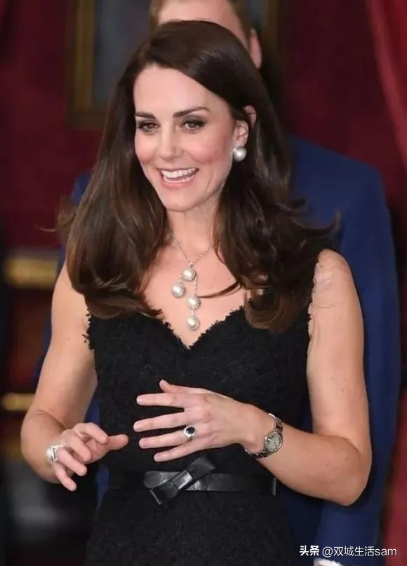 马贝珠珍珠,英国女王绿松石胸针