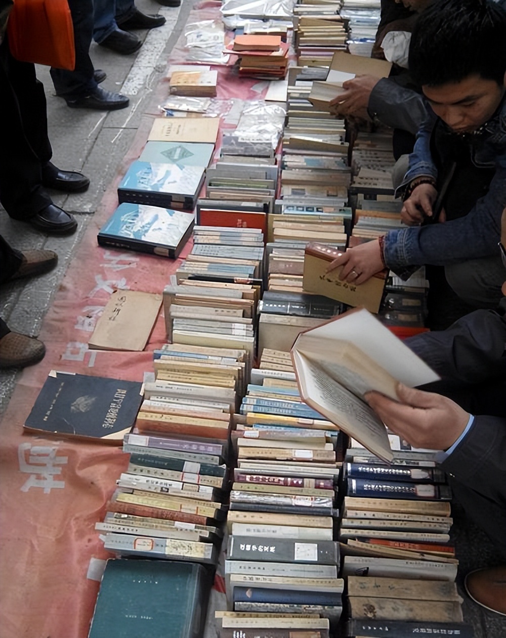 江西一男子花1万块买书,江西男子花六千万买的商铺后续