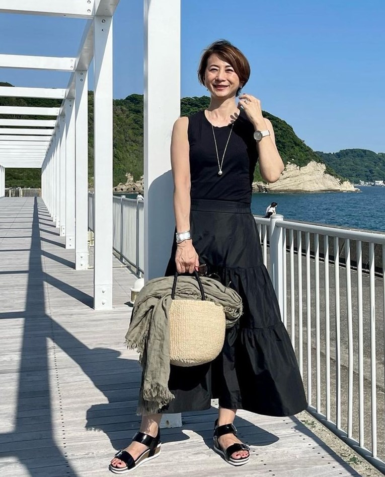 上了年纪不要穿得太幼稚,上了年纪千万别再穿灰色和驼色