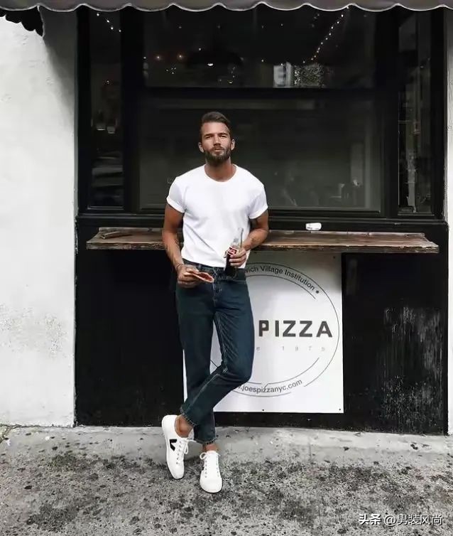 男士黑色t恤搭配什么颜色牛仔裤,男士白色t恤配什么颜色牛仔裤