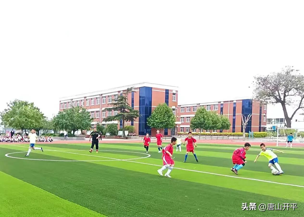 足球转动希望绿茵绽放梦想——开平区第一实验小学举办足球名将进校园暨第二届校园足球联赛