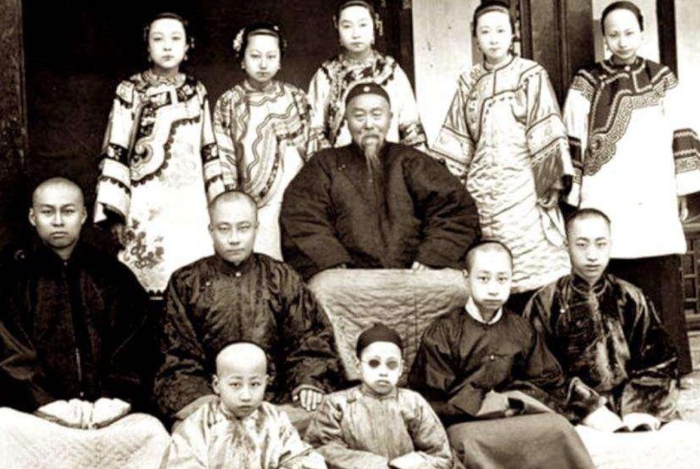 张爱玲的母亲是李菊藕吗,李菊藕和张爱玲的关系