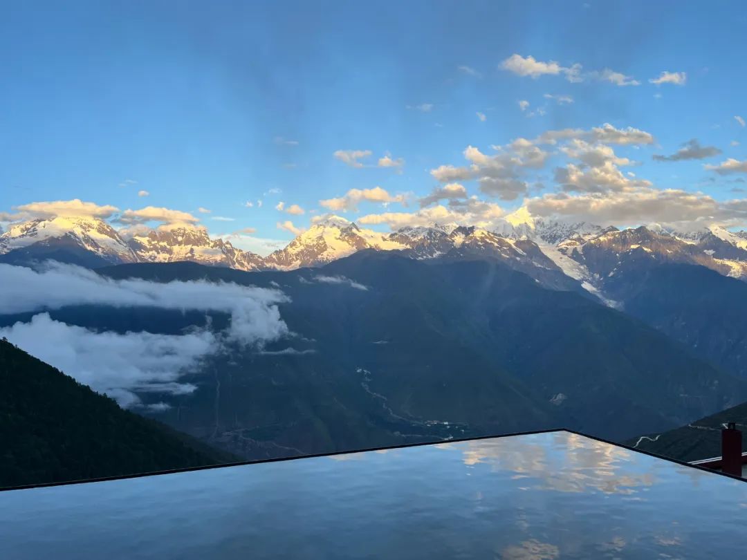 7月份人来人往街道,7月北京人山人海