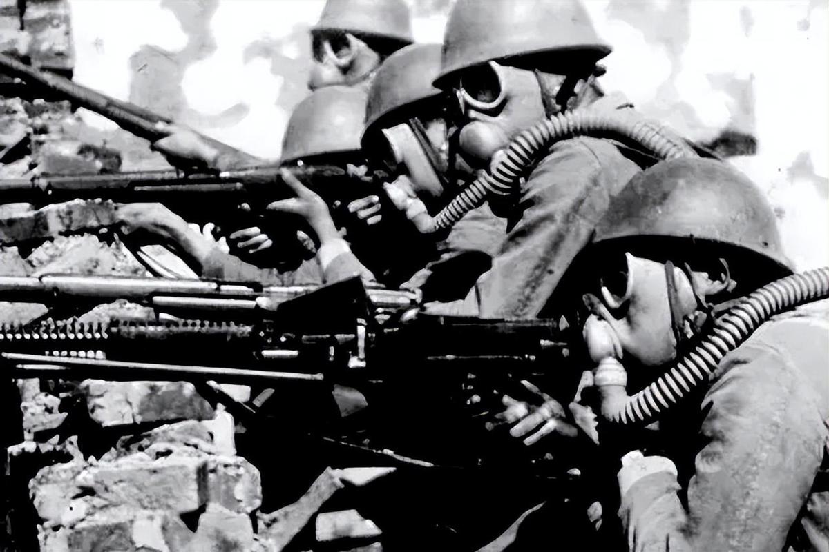 日军罪行照片：攻陷香港后兽性毕露，当场轮番侵犯新婚女明星