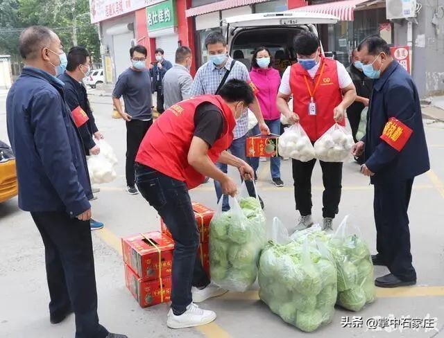 全城涌动“志愿红”