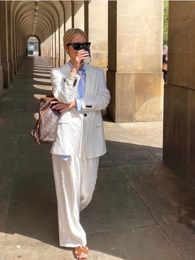 西装黑色好看还是白色好看,白色西装好看还是黑色西装好看