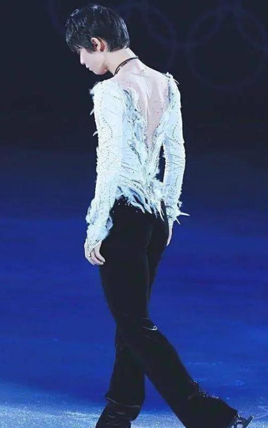 羽生结弦考斯滕有多少钻,羽生结弦蓝色的考斯滕视频