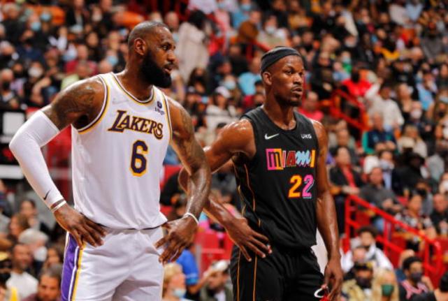 湖人不敌热火赛后湖人更衣室,湖人末节崩盘再负掘金