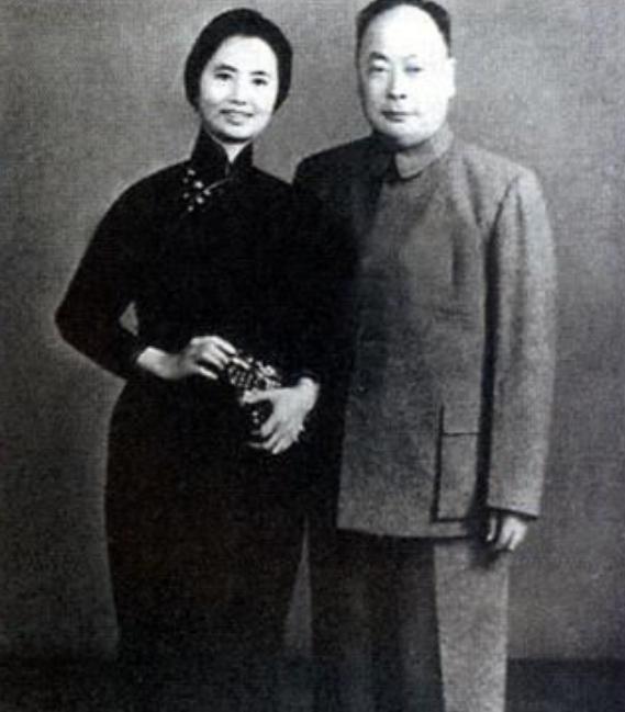 毛主席参加陈毅追悼会，看到一副挽联，停下问道：这是谁写的？