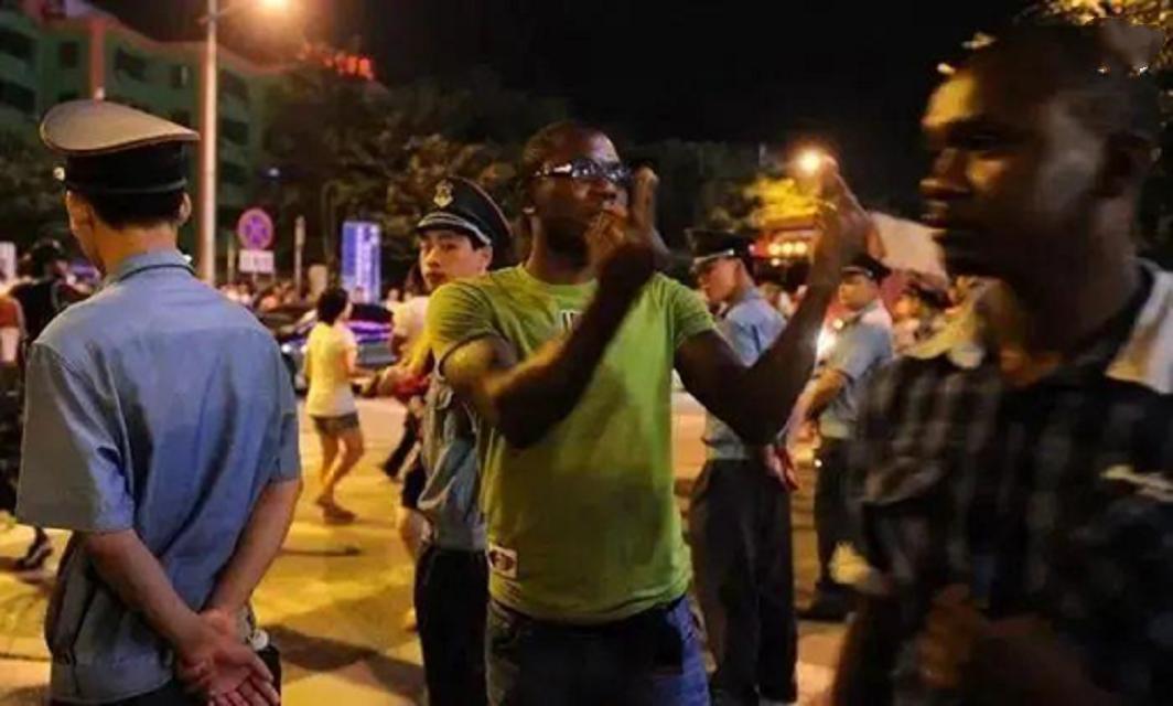 广州黑人泛滥，“黑二代”随处可见，如何治理？日本做法值得借鉴