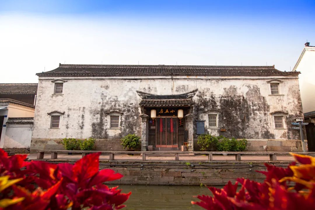 鸣鹤千年古镇图片,鸣鹤古镇的白墙黛瓦