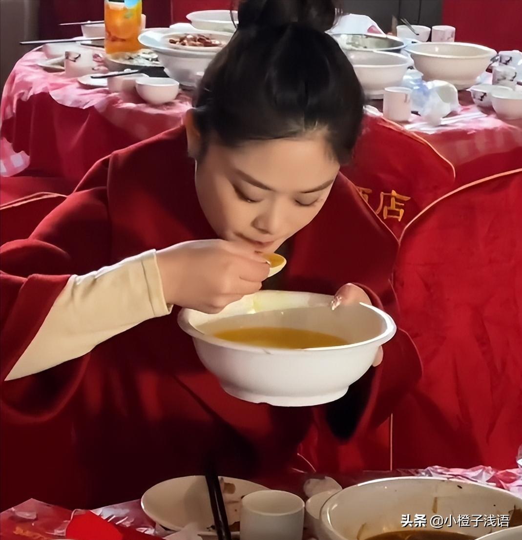 河南婚礼结束后新娘泪别父母,婚礼结束新人吃剩饭剩菜