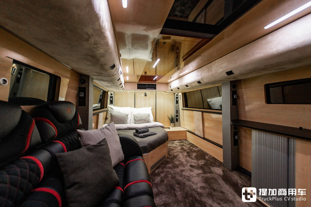 双层巴士房车改装图,可升顶的双层巴士房车