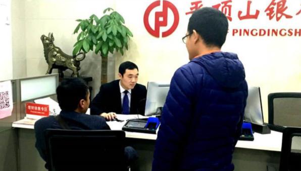 河南男子在银行存8000万,河南小伙将4500万存银行没有了