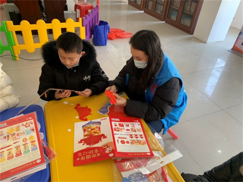 举办新时代文明实践元宵节花灯展,缤纷的冬日灯笼制作