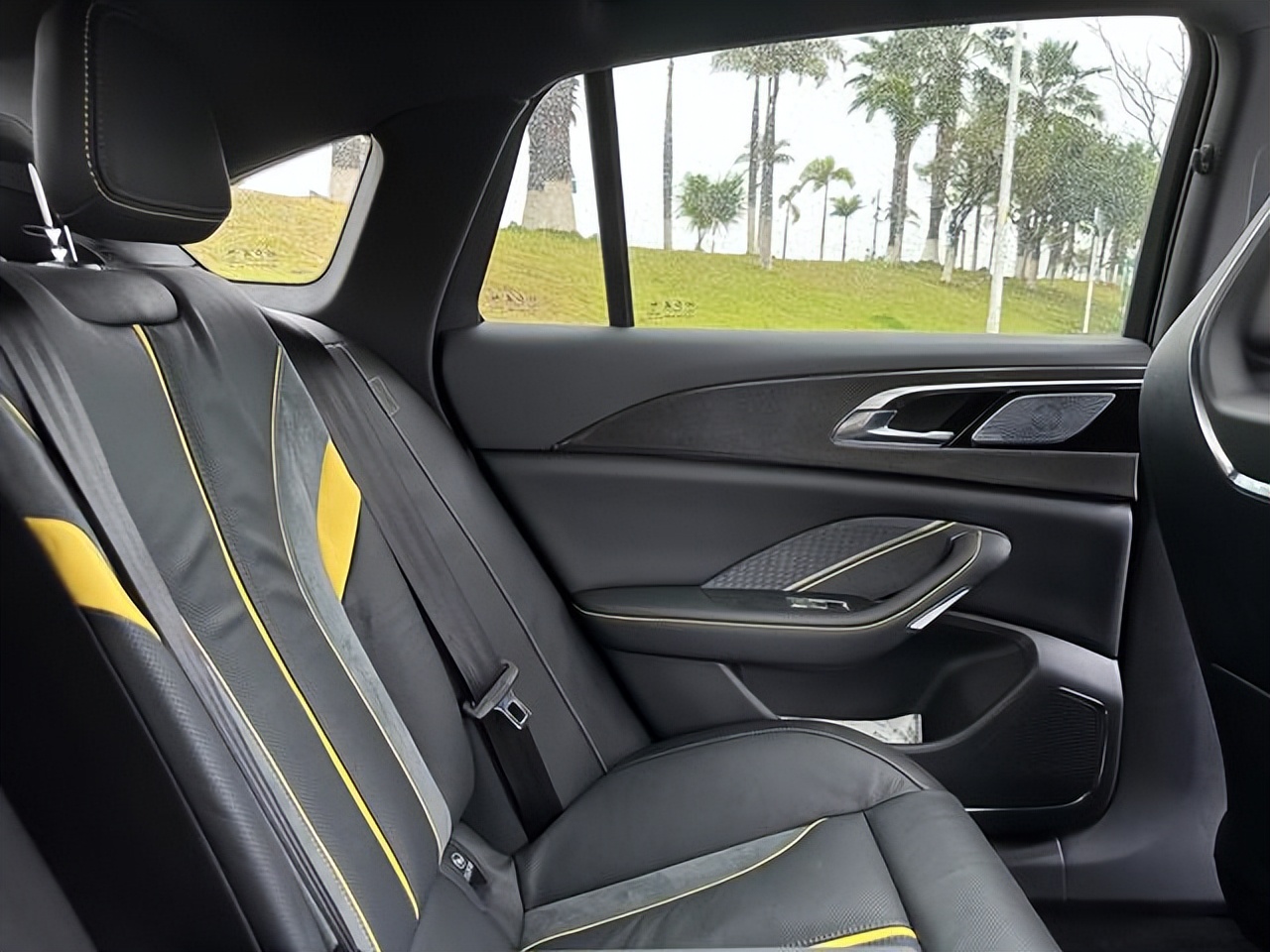 “中国制造”绝了！魔毯悬架+252Ps，比CC漂亮，网友：雅阁买早了