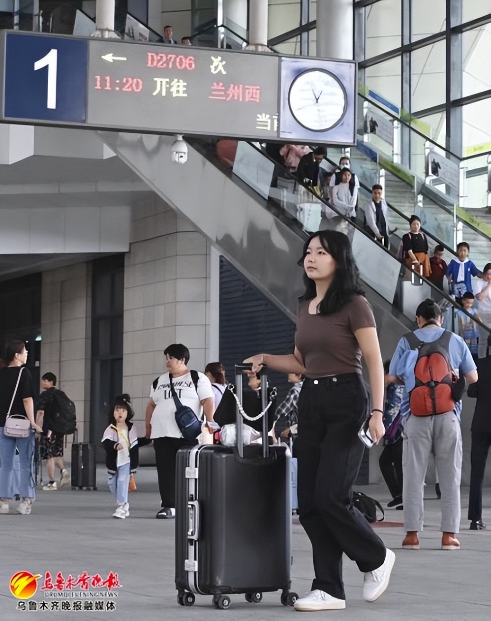 乌鲁木齐返程高峰大堵车,两大火车站迎来返程客流高峰