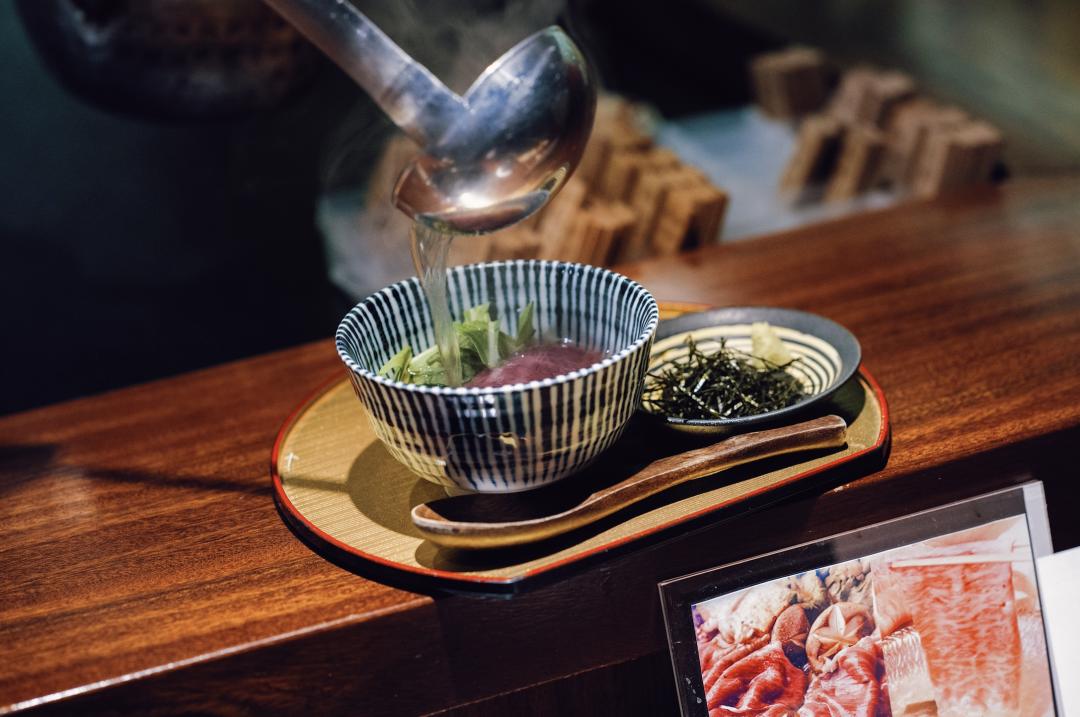 配备一星米其林黑珍珠餐厅,比米其林黑珍珠高端的餐厅