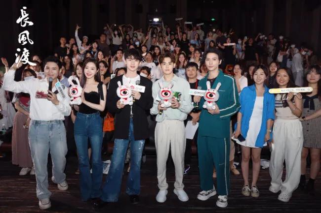 百度替白敬亭和宋轶官宣了，网友替他们孩子起名，叫“白居轶”！