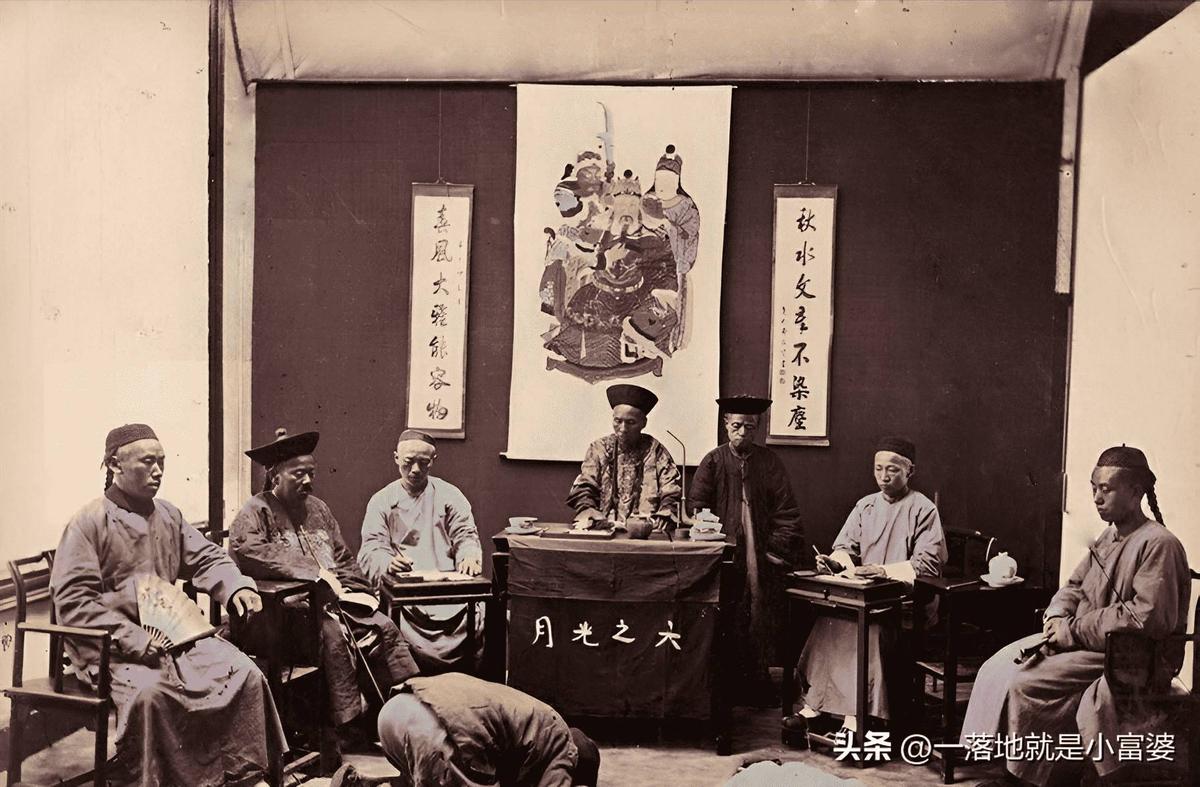 晚清残酷刑罚老照片：骑木驴游街的妇女，被当众千刀万剐的死刑犯