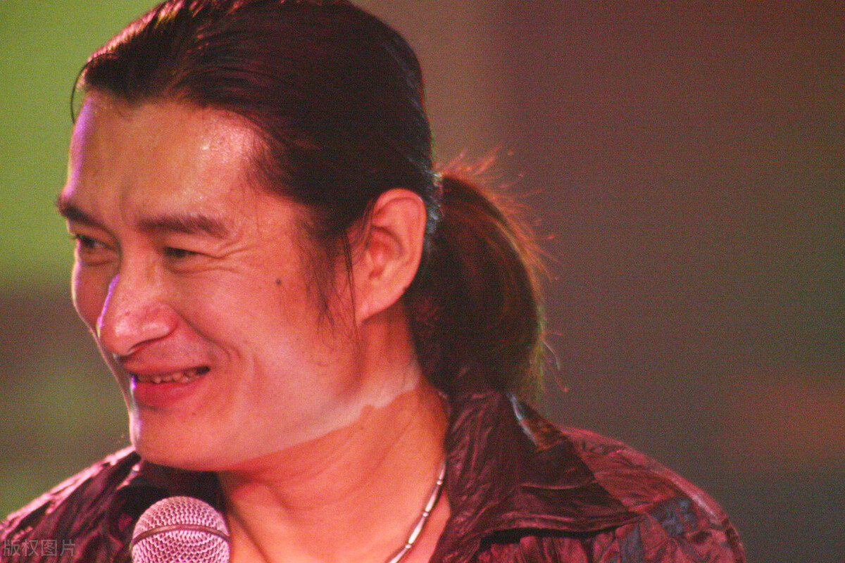 “*独台**克星”穿了一件印有“日本投降”的T恤衫。网友评论真帅