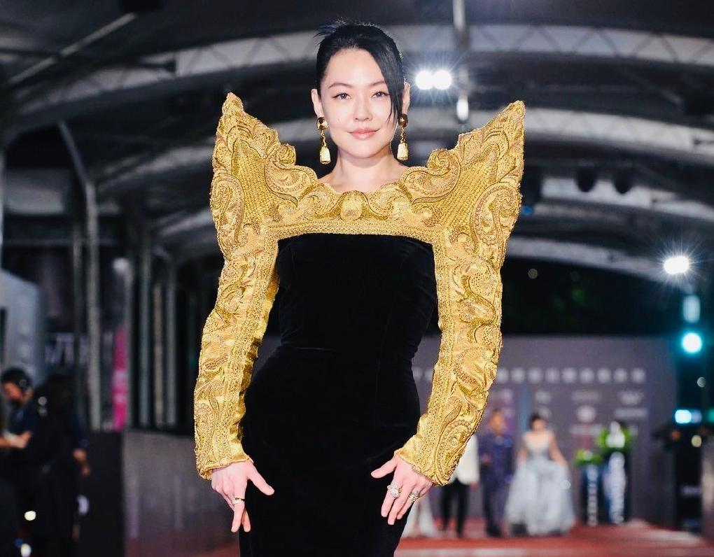 让观众们吐槽的演员林心如,林心如杨谨华金钟颁奖视频