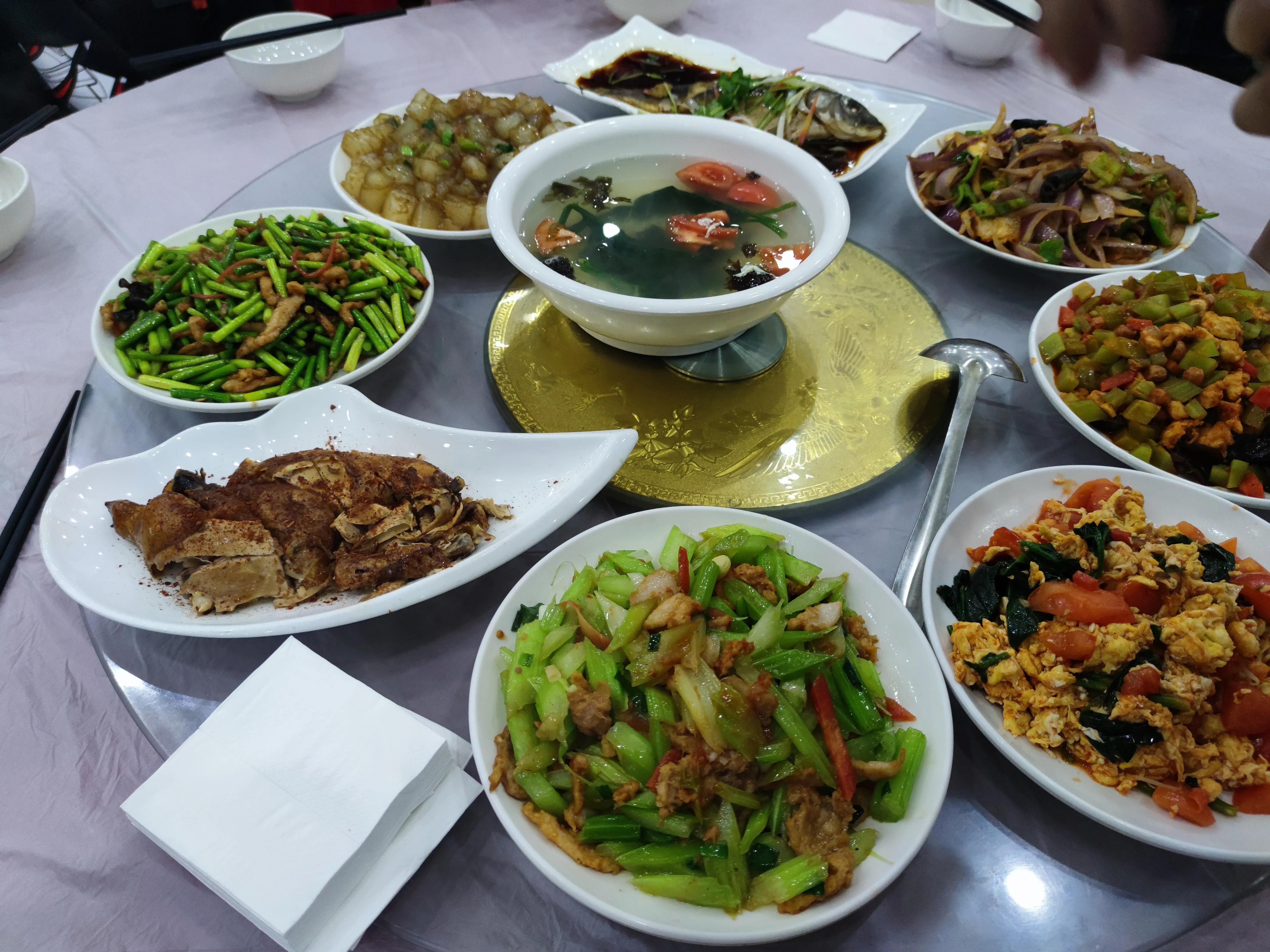 东北小伙吃自助餐视频,东北小伙街头采访吃自助餐