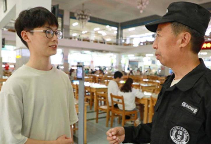 凭初中学历54岁保安写出40万字小说，被选入“中国当地文学库”！