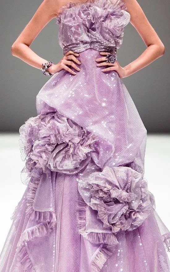 亚洲婚纱女王杀进内娱，女星们集体坐不住了