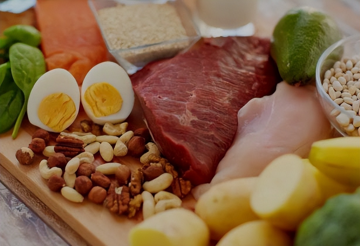 女性白头发增多，不要总觉得老了，或是由于体内缺乏这3种营养