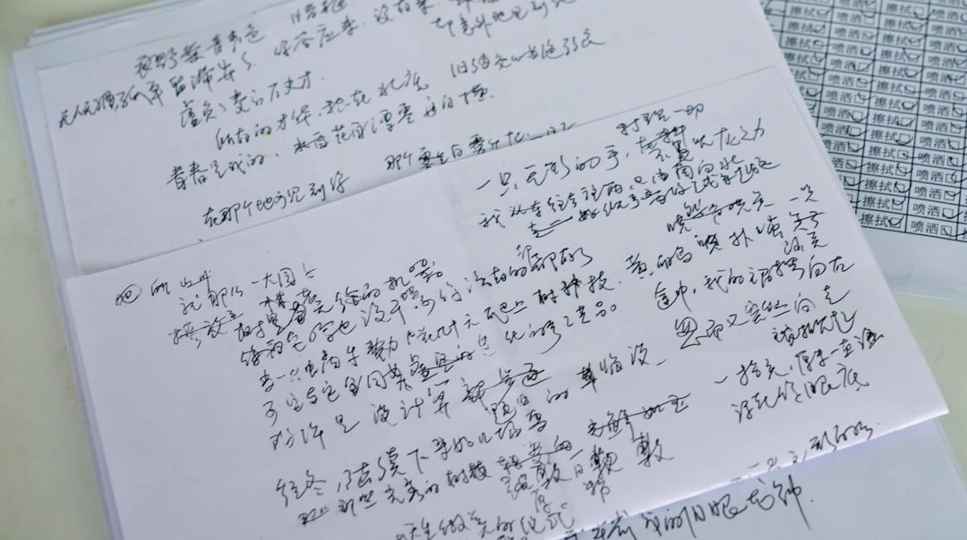 57岁北漂女工，在女厕3㎡管道间里画画：这里安放我的灵魂