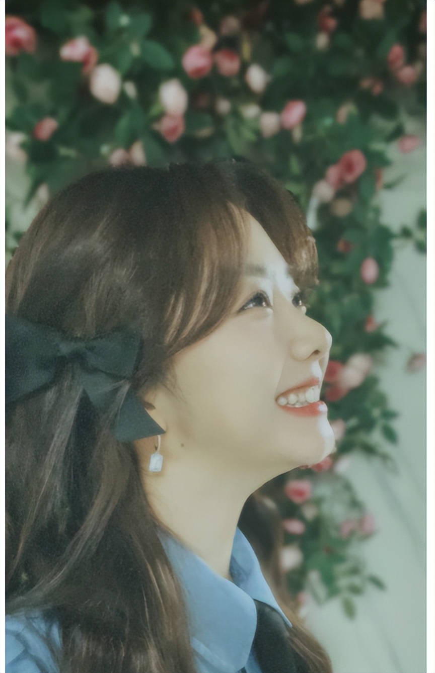 谭松韵穿西装变身酷girl超养眼,谭松韵西装革履花领带