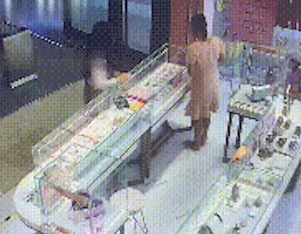 女子试戒指戴上就跑被抓称没钱买,女子商场内试戴戒指被抓事件