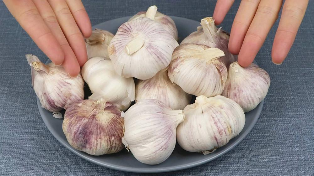 才知道剥大蒜原来这么简单,大蒜怎么脱皮最快最干净