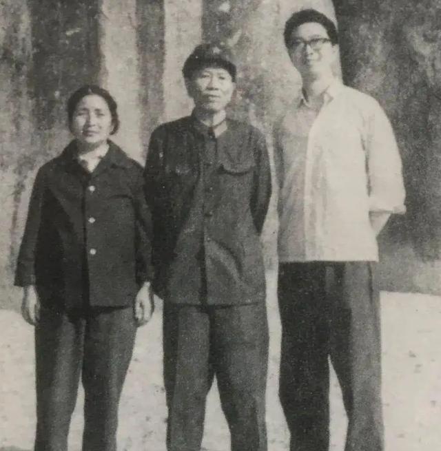 邓华缴获5箱白金龙烟，却只给毛主席一支，主席笑道：财不露白啊