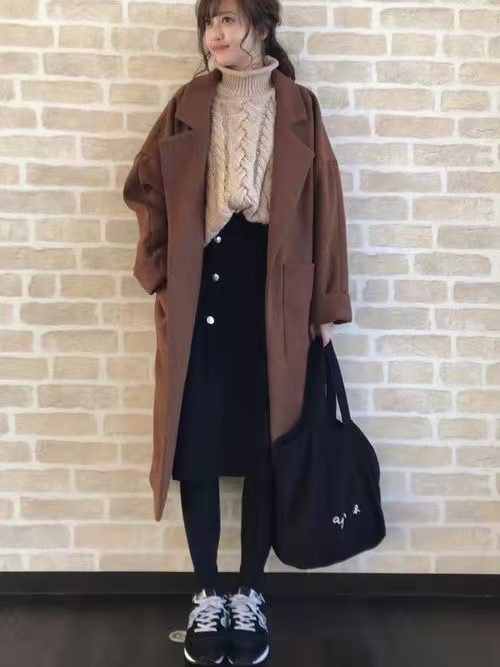 卫衣式毛衣怎么搭配羊绒大衣,棉衣卫衣毛衣时尚搭配御寒不臃肿