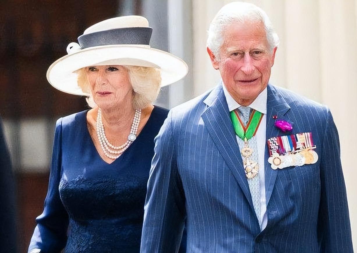 1997年香港回归场景：彭定康仰天含泪，“港督”女儿哭得难以自拔