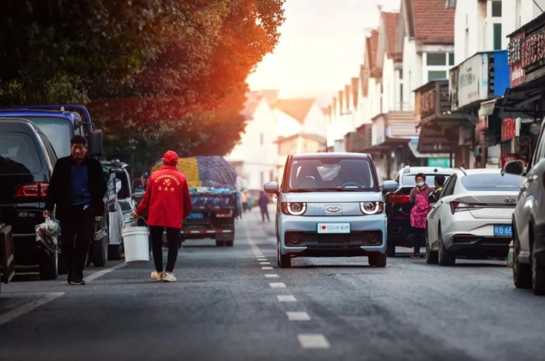 奇瑞qq冰淇淋低配版车主感受,纯电微型车新选择奇瑞qq冰淇淋