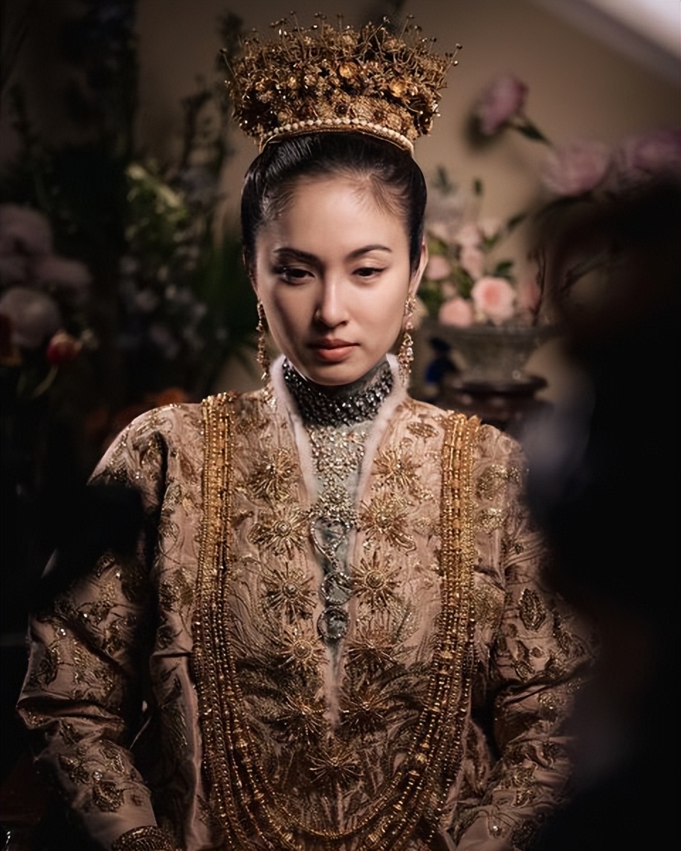 泰国最美变性人宝儿大婚！金色礼服配黄金皇冠太高贵，新郎也超帅