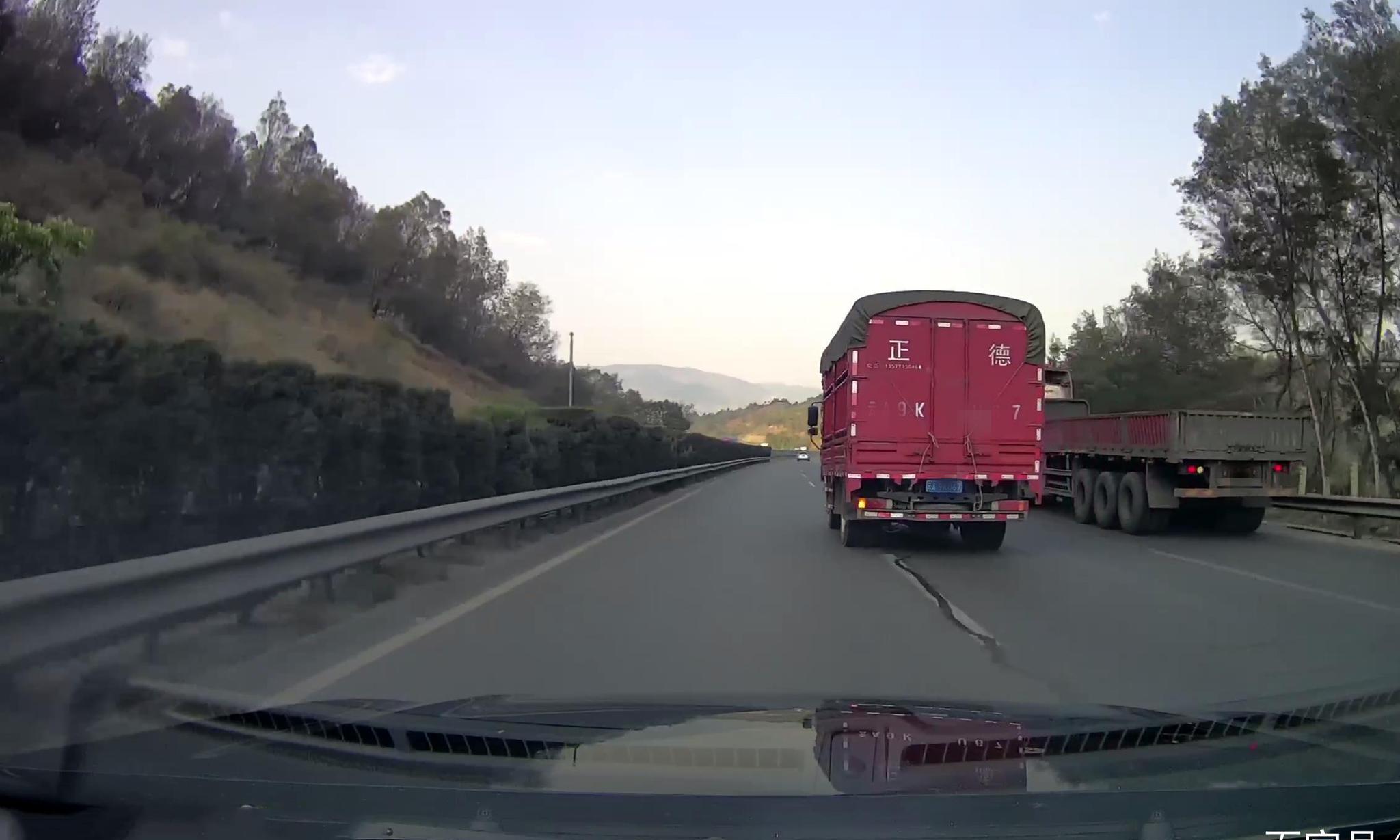 新手开车前面超车技巧,超车看前会车看后