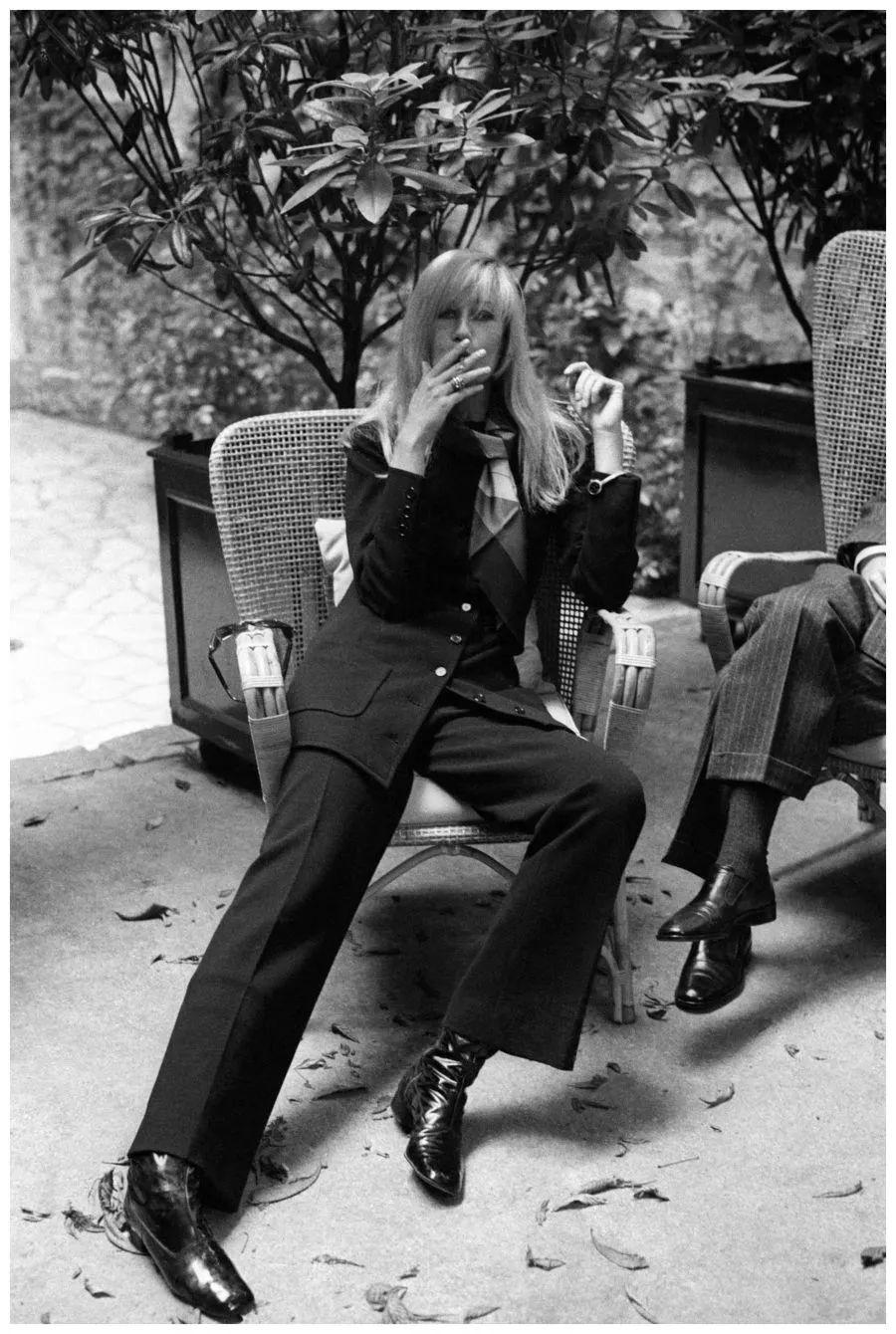 她风靡时尚圈，带火YSL吸烟装！婚纱穿皮草黑丝：我是自己的钻石