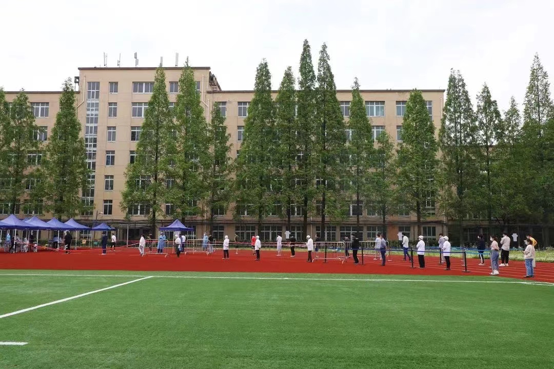 疫情里的大学校园：院长骑三轮车送饭，辣味零食成”硬通货“，上厕所要排号