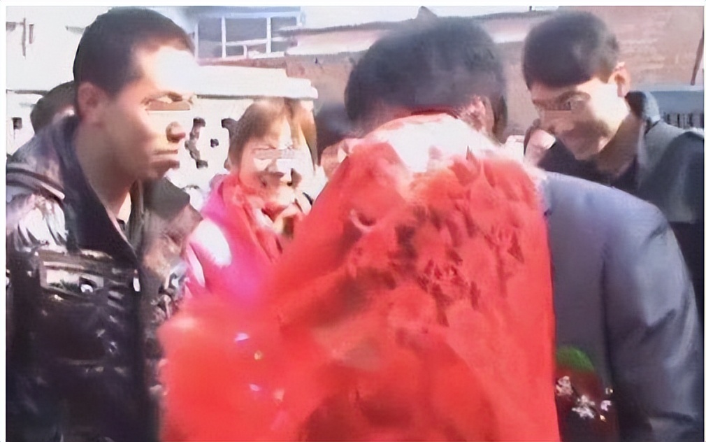 婚礼上公公醉酒当场亲新娘后续,醉酒公公暴打儿媳