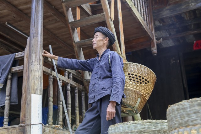 现在经济发展了，我们应该尽量营造环境，避免花甲农民出来打工