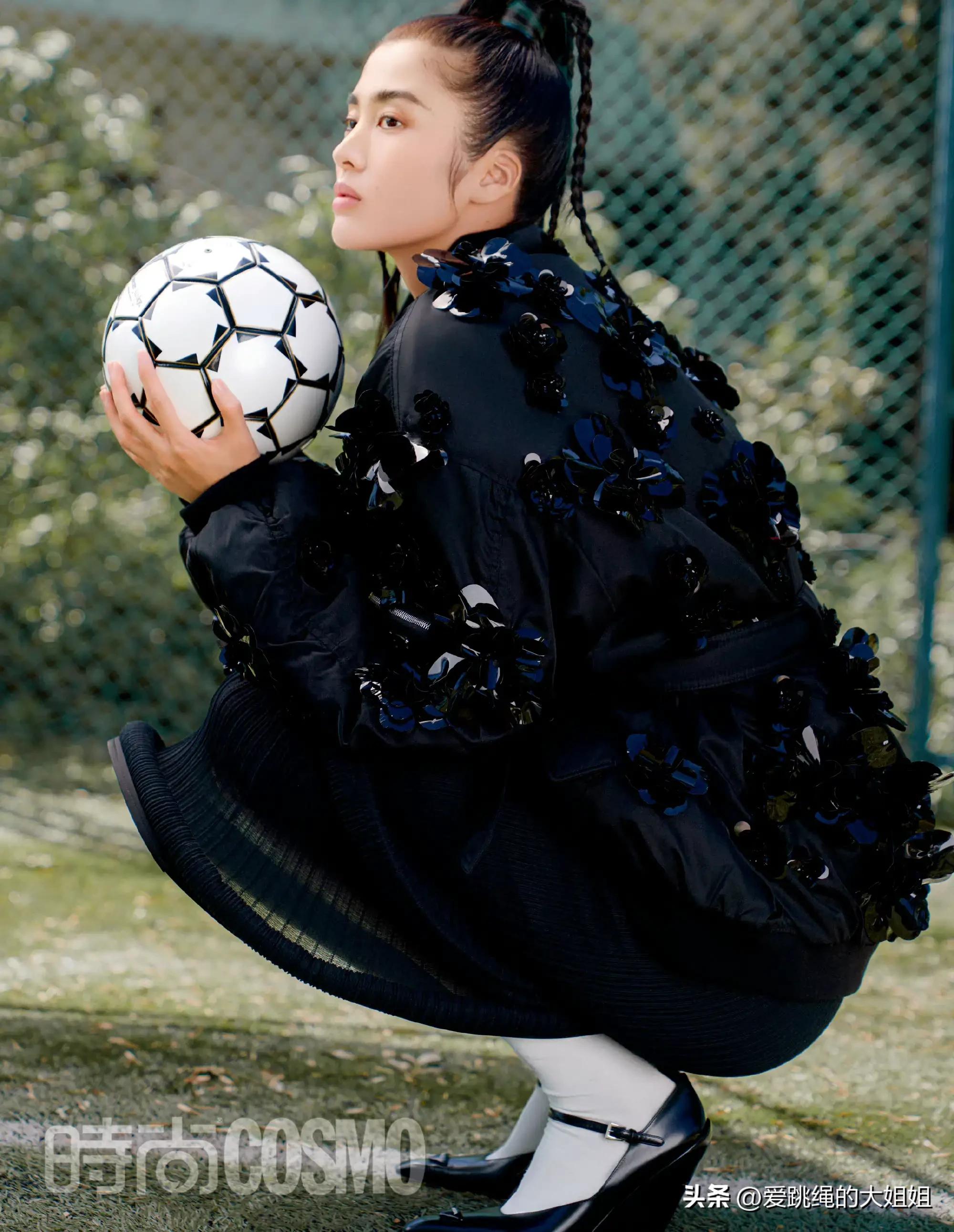 最美门将赵丽娜现身绿茵场,女足最美守门员赵丽娜