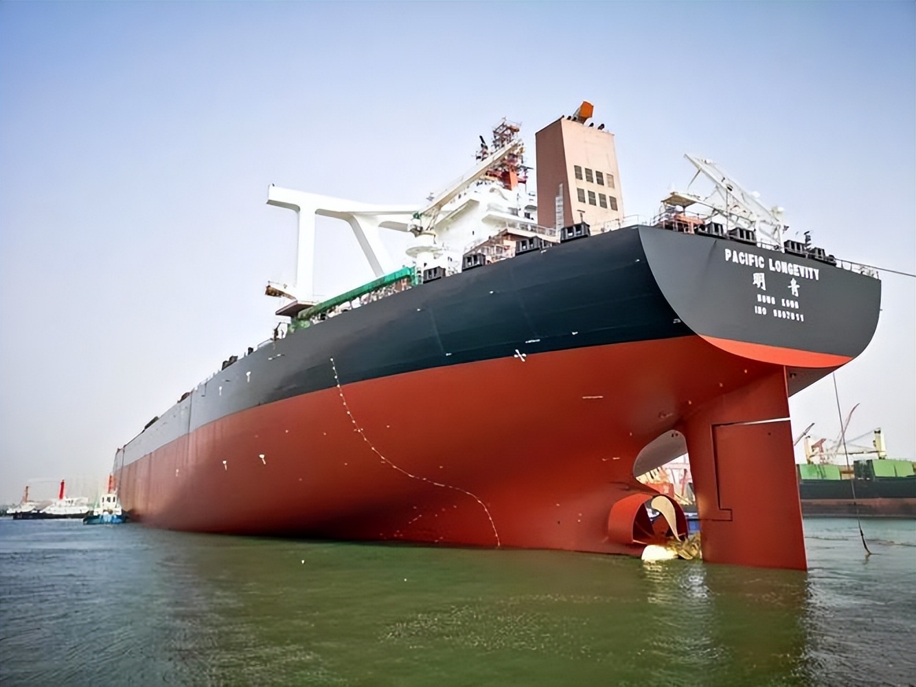 螺旋桨推动船前进是什么原理呢,轮船螺旋桨有多厉害