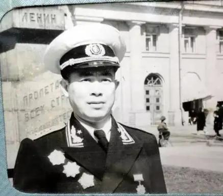 我军舰队驶入公海，某国驱逐舰阻拦，开国中将喊话：后果自负