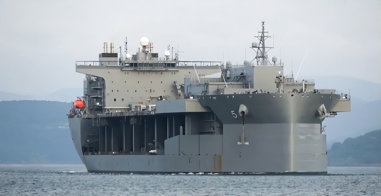 跑到南海寻衅滋事!起底美军这艘“民改军”9万吨大船