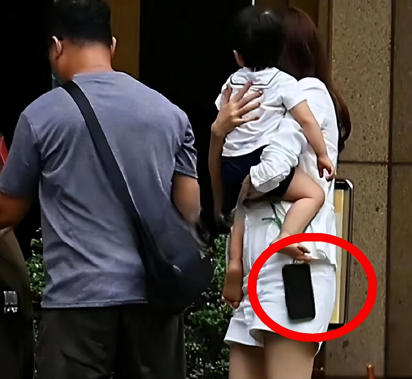 向佐和郭碧婷一家四口合影,向佐郭碧婷夫妇分享儿子周岁宴